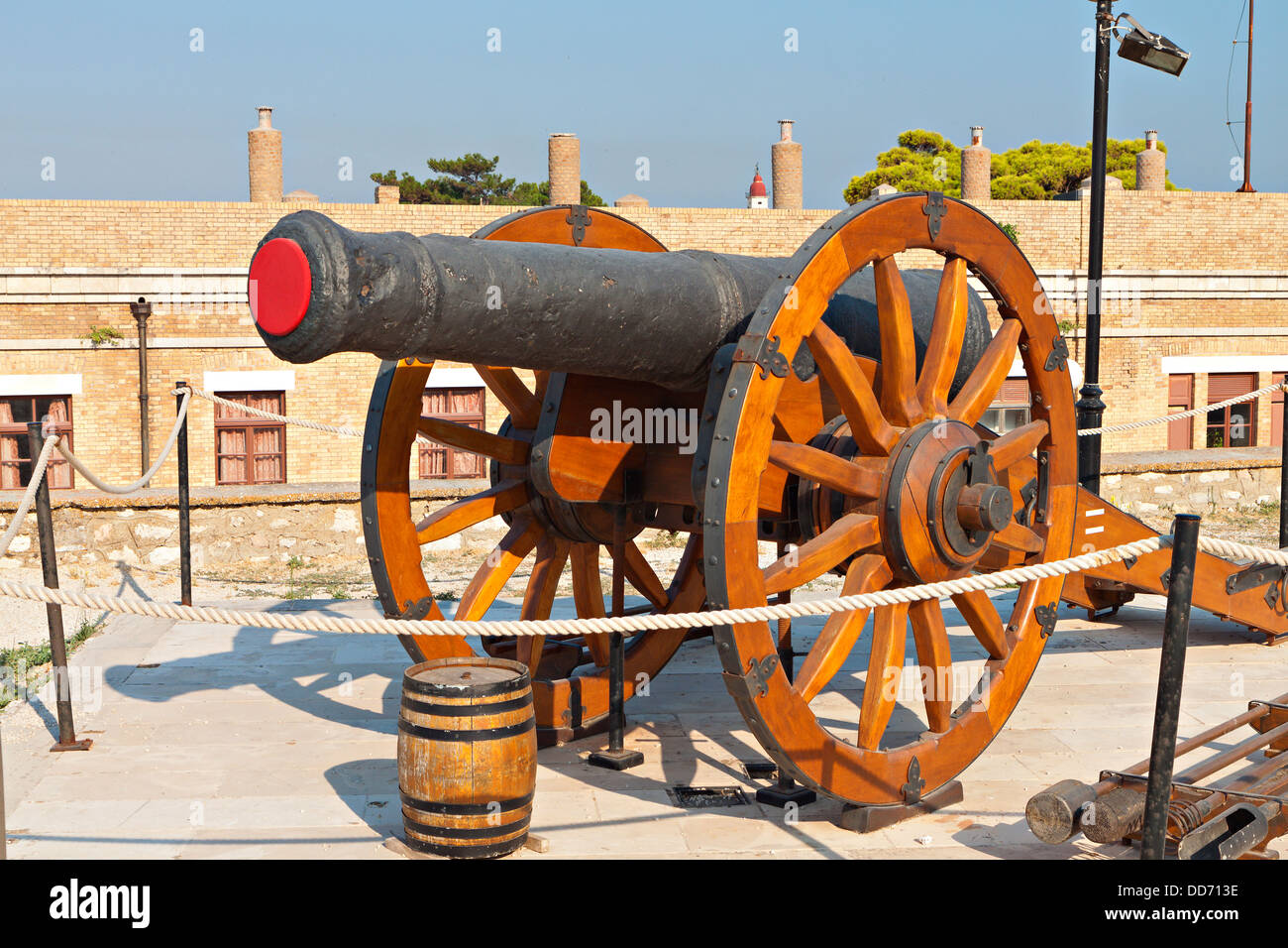 Il vecchio cannone verso il castello di isola di Corfù in Grecia Foto Stock