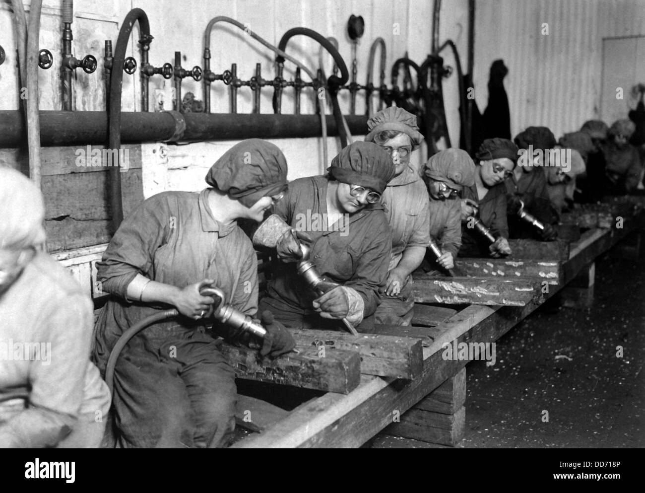 American di lavoratori di sesso femminile, mano chipping con martelli pneumatici. Midvale Steel e artiglieria Co., Nicetown, Pa. guerra mondiale I. 1918. Foto Stock
