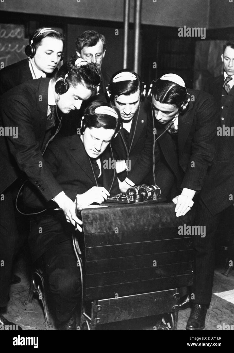 Studente di trasmettere un messaggio a quattro dei suoi compagni di classe in una classe di radio alla sera Stuyvesant High School, N.Y. Il Foto Stock