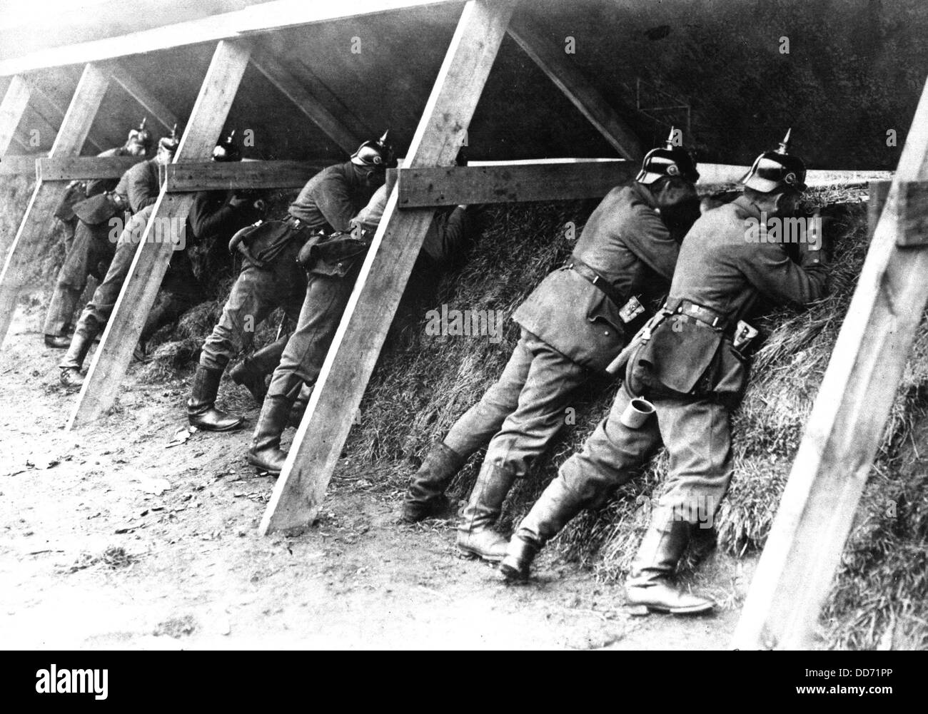 La guerra mondiale i soldati tedeschi nel loro trincee protette sulla frontiera belga. Le truppe sono finalizzati al nemico. 1914-1918. Foto Stock
