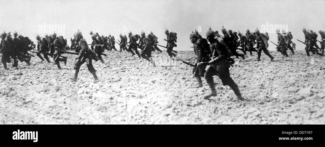 La fanteria tedesca sul campo di battaglia nei giorni di apertura della prima guerra mondiale il 7 agosto 1914. Foto Stock