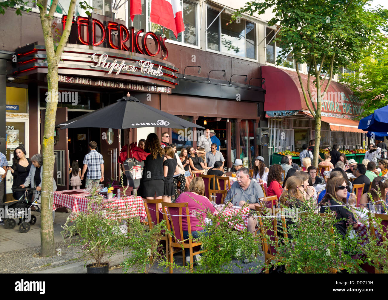 Le persone che si godono il patio esterno in un ristorante sulla unità commerciale in Vancouver. Durante la giornata italiana Festival 2013. Foto Stock