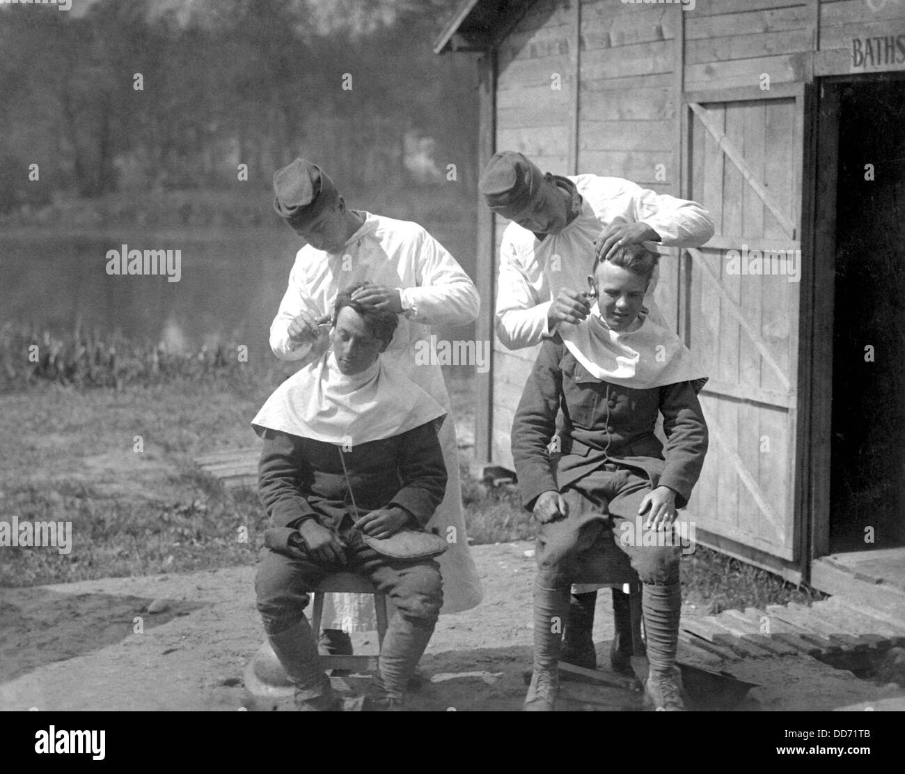 Soldati americani ottenere i tagli di capelli alla 166ospedale da campo, Baccarat, Francia. Guerra mondiale I. 15 maggio 1918. Foto Stock