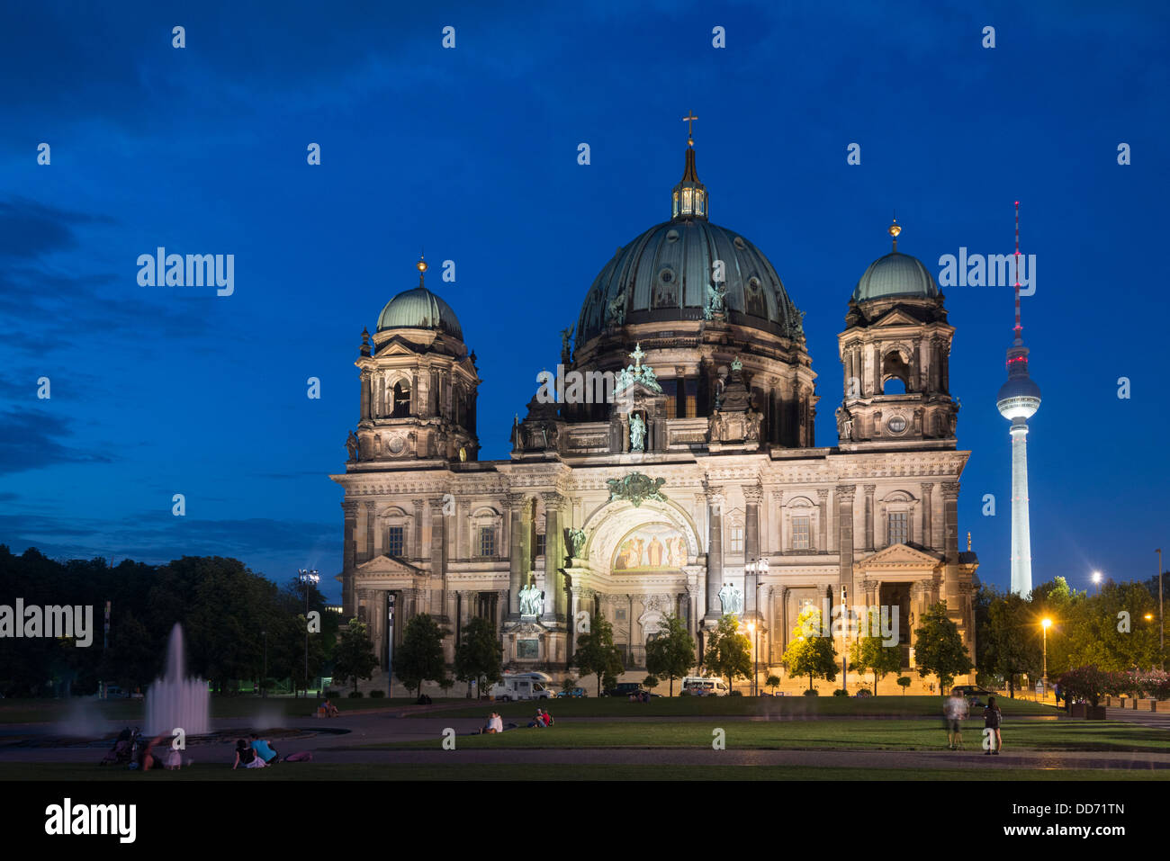 Vista notturna della Cattedrale di Berlino o Dom sull isola dei musei o isola dei musei di Berlino Germania Foto Stock