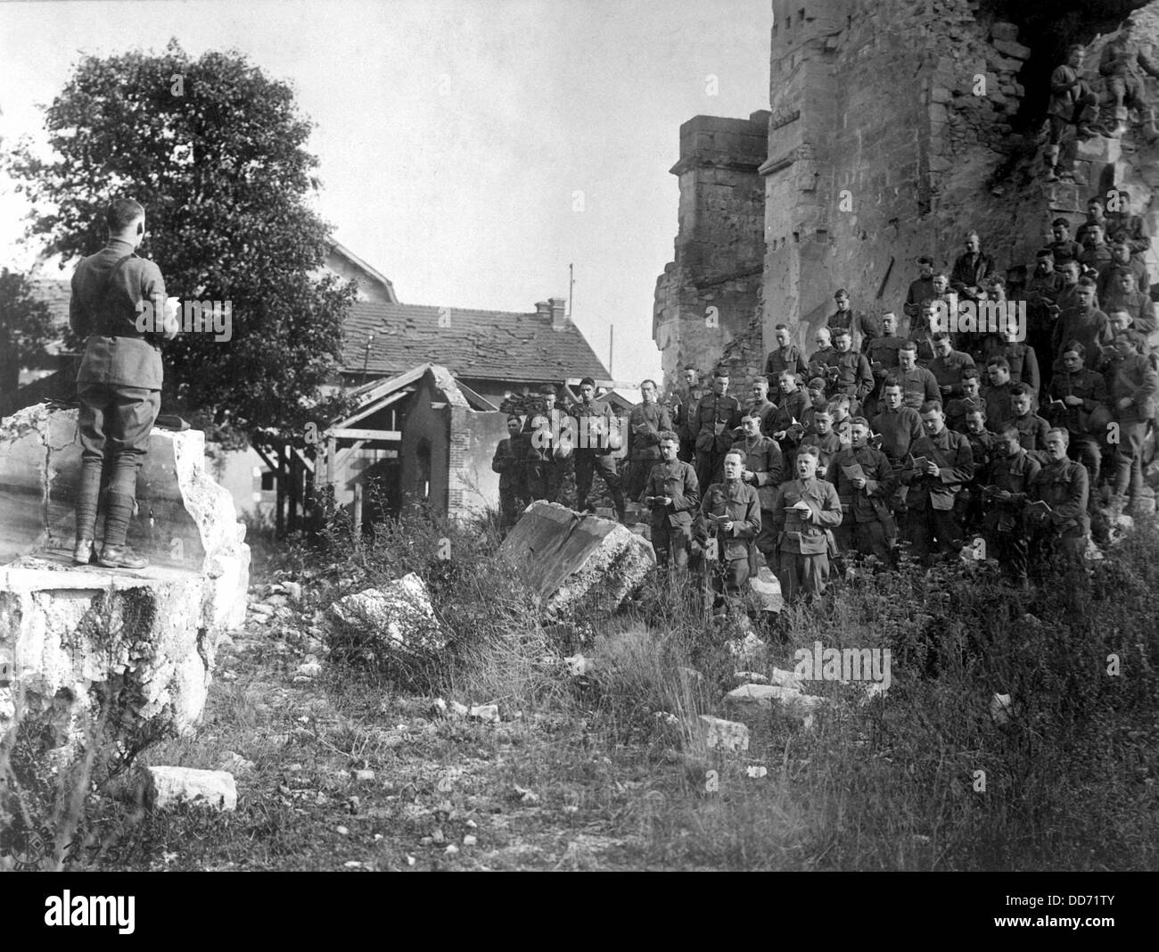 La guerra mondiale i soldati americani della 101st campo battaglione di segnale a servizi sulle rovine di una chiesa distrutta dal fuoco della shell. Foto Stock