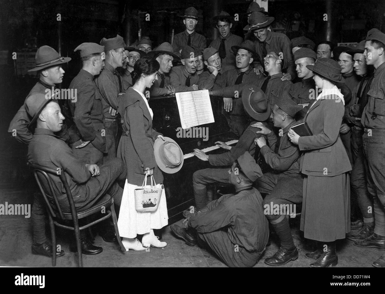 La guerra mondiale i soldati americani a cantare intorno al pianoforte presso il Y.M.C.A. in Aix-le-Bains, Francia. Agosto 27, 1918 Foto Stock