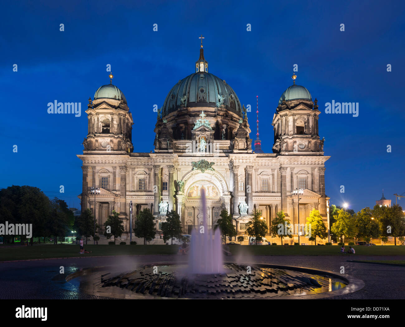 Vista notturna della Cattedrale di Berlino o Dom sull isola dei musei o isola dei musei di Berlino Germania Foto Stock