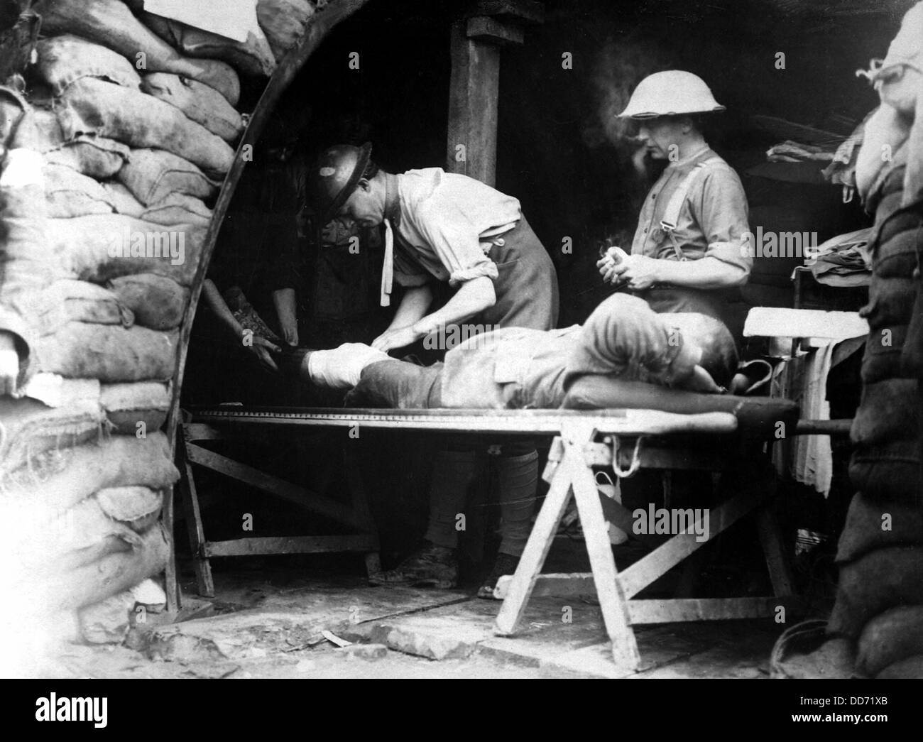 Territorials scozzese di essere esaminato in una stazione di medicazione durante la Battaglia di Menin Road in Belgio. La prima guerra mondiale, 1914. Foto Stock