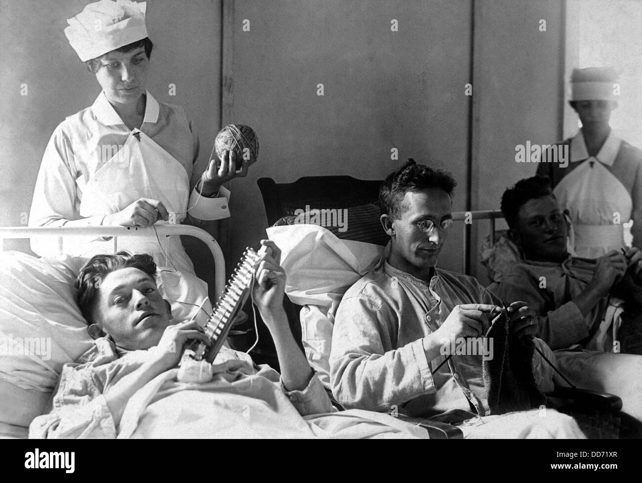 Feriti American veterani di guerra mondiale I. infermieri assistono bed-ridden feriti in maglia. Walter Reed Hospital, Foto Stock