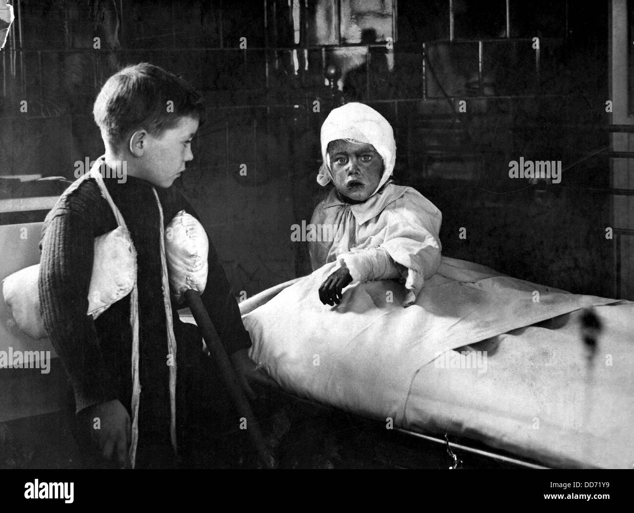 Feriti a scuola i bambini in un ospedale di Londra dopo un tedesco di guerra mondiale i raid aereo. Ca. 1915. Foto Stock