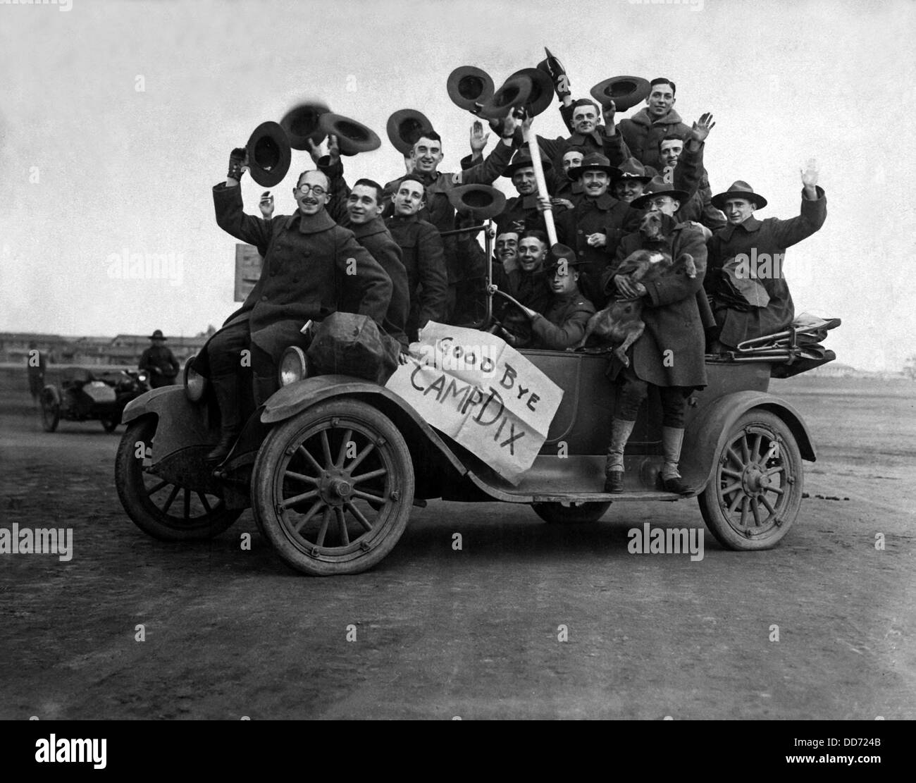 Almeno sedici soldati in una vettura dopo essere stato ispezionň fuori a Camp Dix, New Jersey, dopo il nov. 11, 1918 armistizio terminato Foto Stock