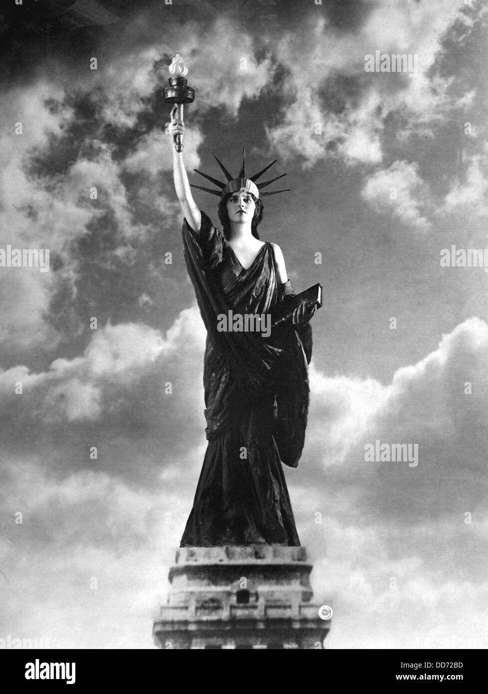 Miss Francesco Fairchild, un 1918 esordiente di New York, che si presentano come la Statua della Libertà in nome della quarta libertà di prestito Foto Stock