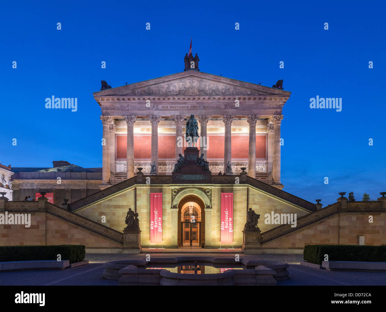 Vista serale di Alte Nationalgalerie sulla Museumsinsel o l'Isola dei Musei di Berlino Germania Foto Stock