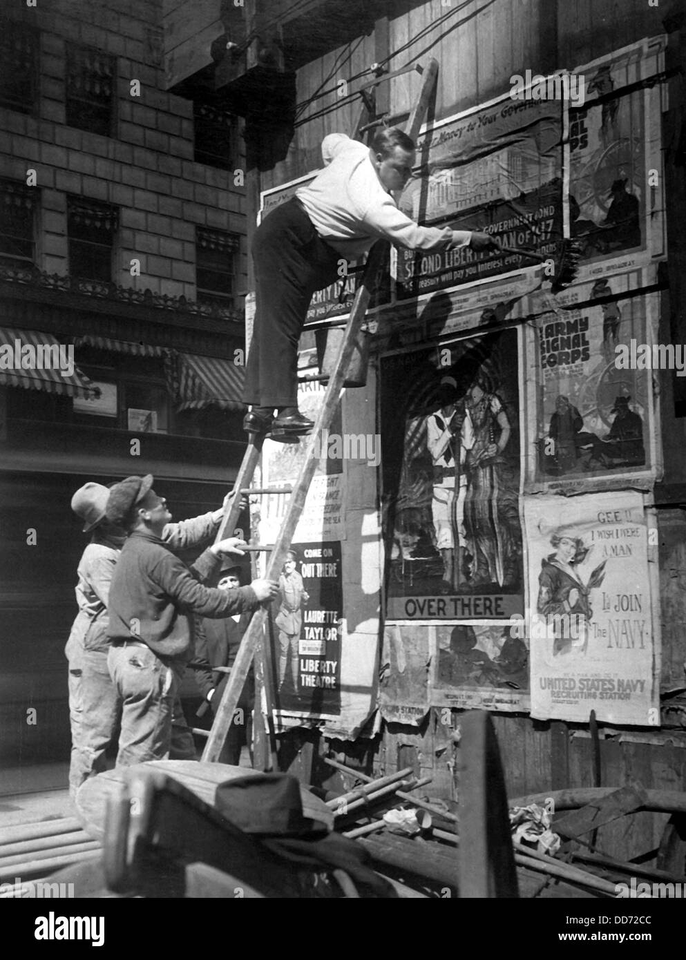 Il secondo prestito Liberty campagna durante la guerra mondiale I. star di cinema Fattie Arbuckle, equilibrato su una scaletta, mettendo su un prestito Liberty Foto Stock