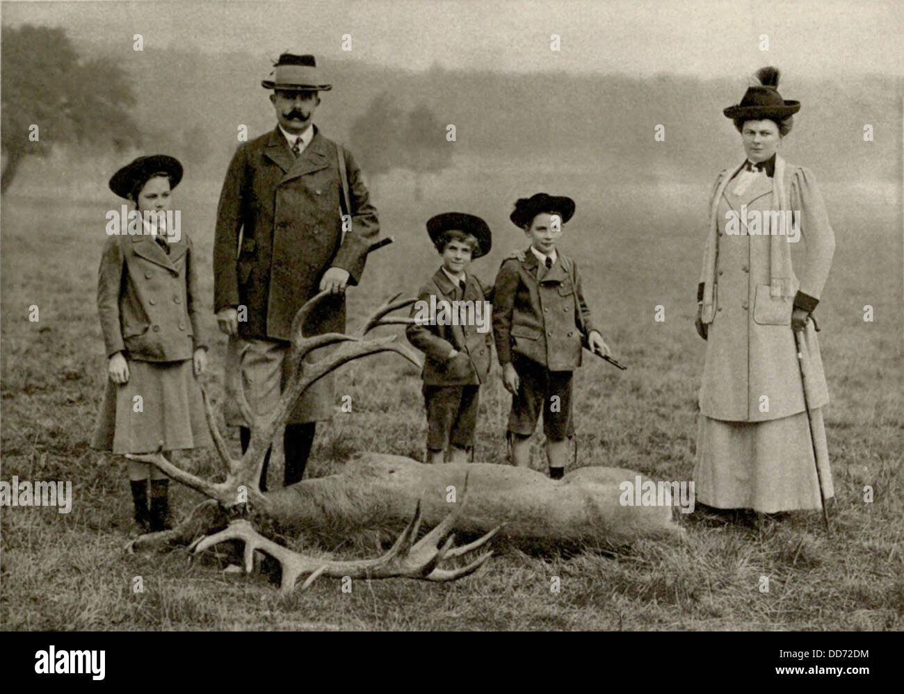 Arciduca austriaco Franz Ferdinand in una scena di caccia con la sua famiglia. Il suo assassinio a Sarajevo il 28 giugno 1914, combusta Foto Stock