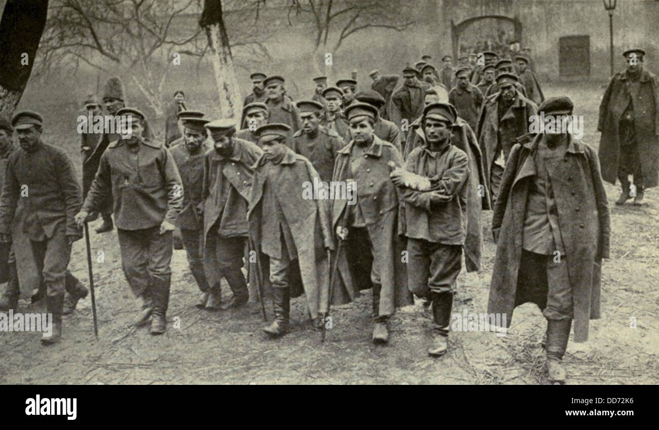 Guerra mondiale 1. Sconfitto e feriti russi zoppicante nel cortile di un ospedale tedesco in Dunajec, sul fronte orientale. Foto Stock