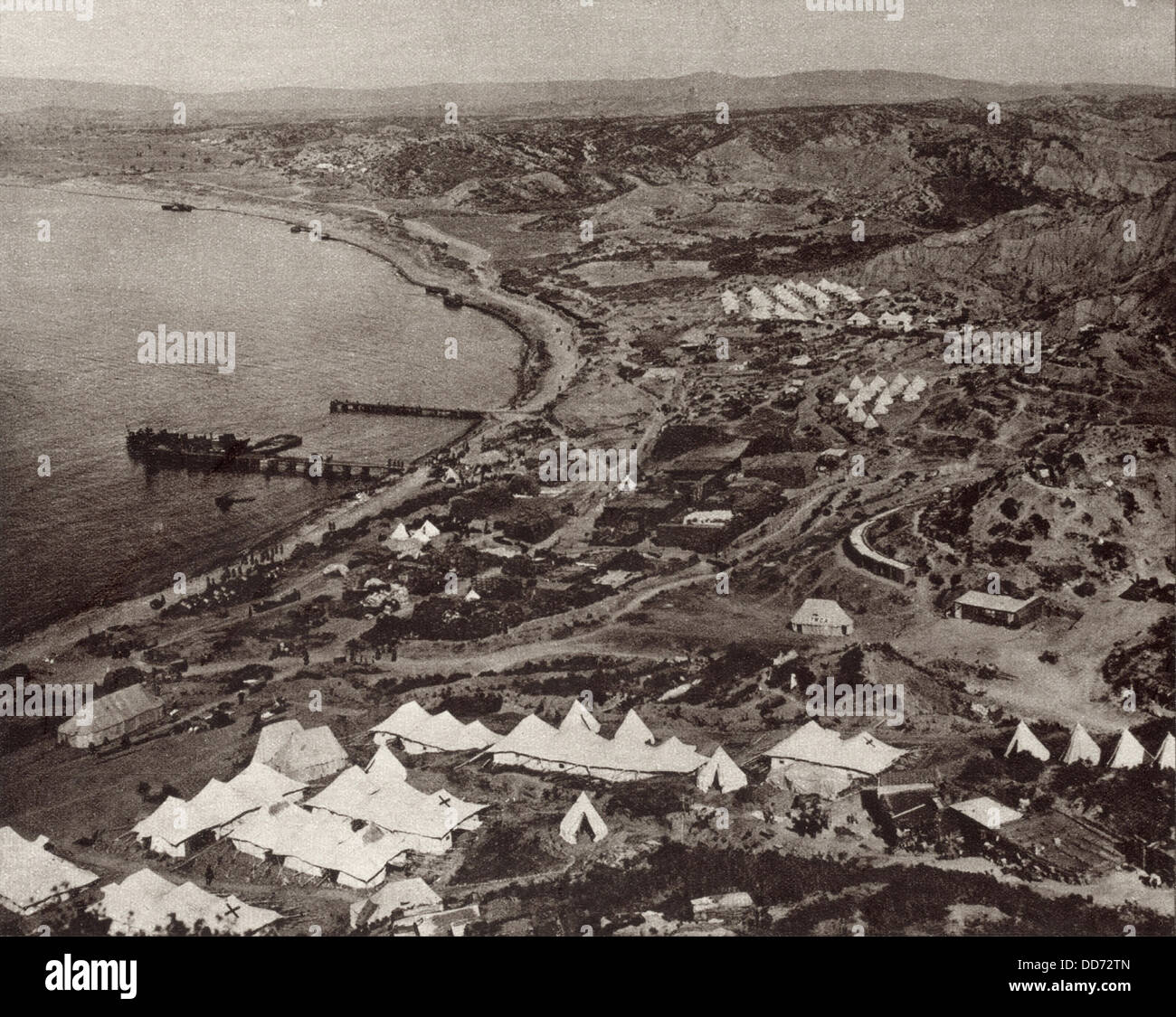 Guerra mondiale 1. A forma di mezzaluna spiaggia a Gallipoli con il British encampment sulla punta meridionale della penisola di Gallipoli Foto Stock