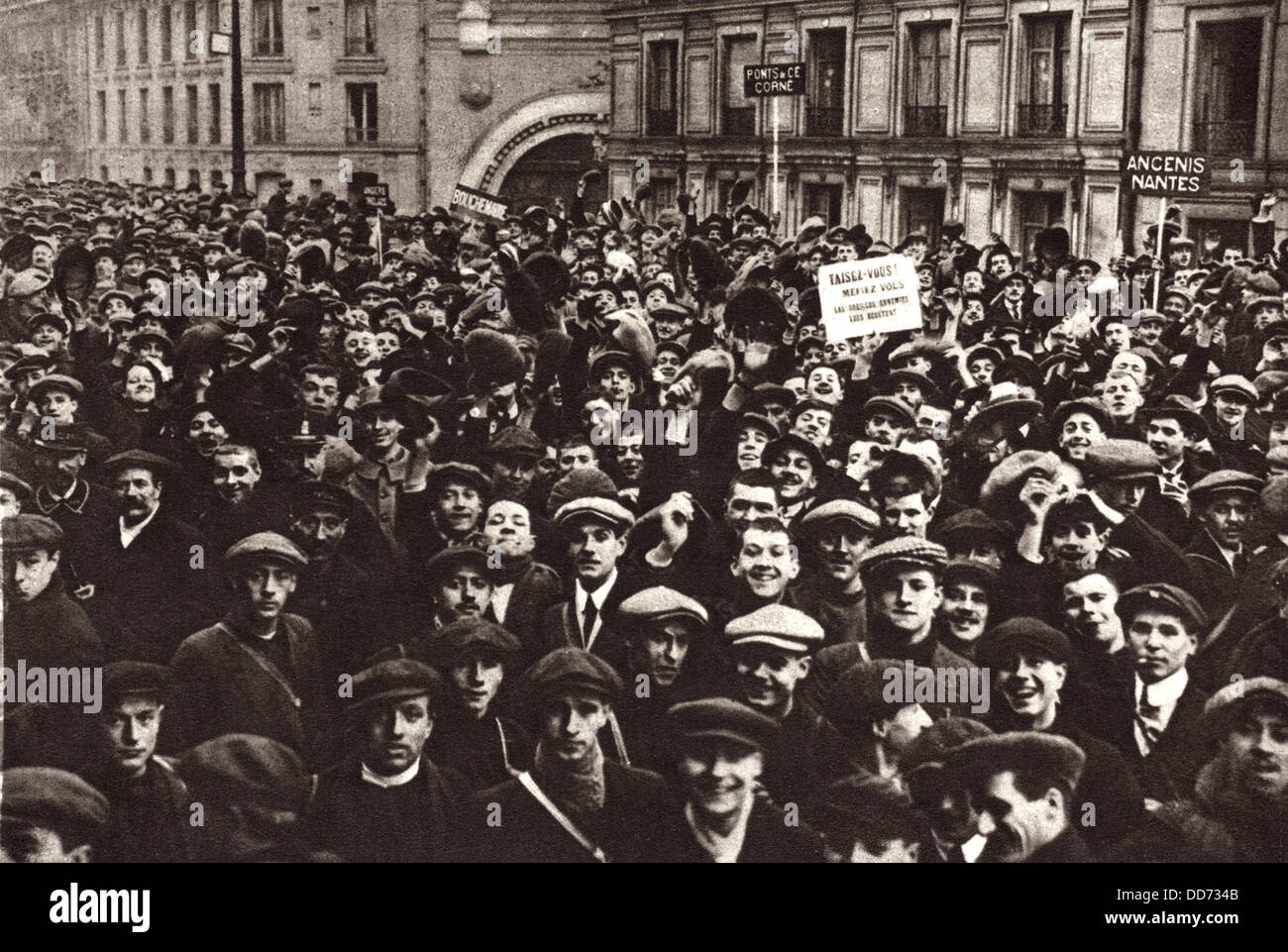 Guerra mondiale 1. Parigi il giorno la Germania dichiara guerra alla Francia. Giovani uomini, alcuni solo 17, si sono riuniti presso la stazione di Montparnasse in Foto Stock