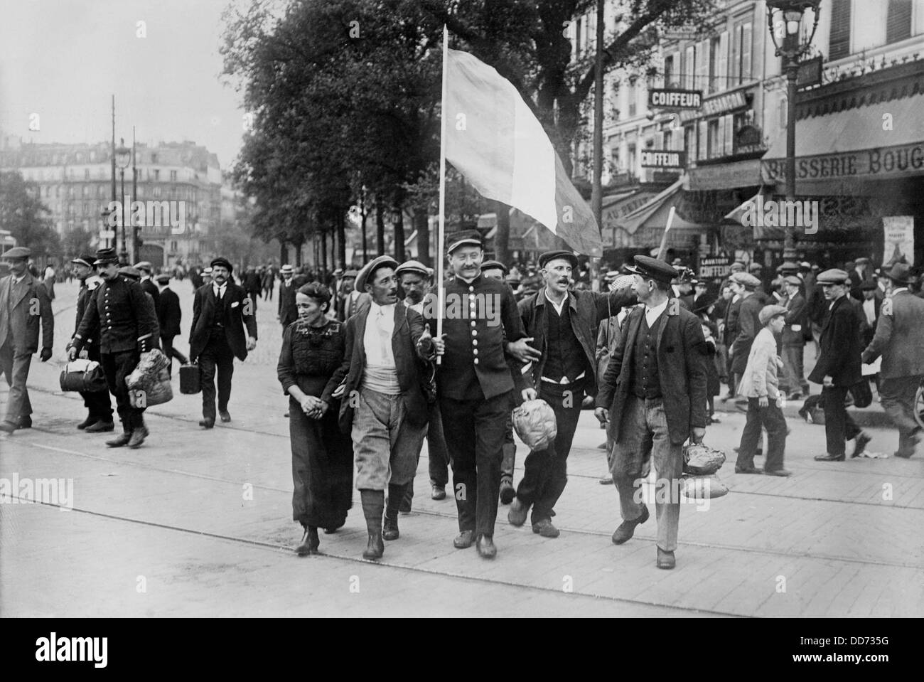 Guerra mondiale 1. Reservist francese di soldati che marciano nella parte anteriore della Brasserie Bougeneaux (9 Rue de Strasbourg), Parigi, Francia Foto Stock