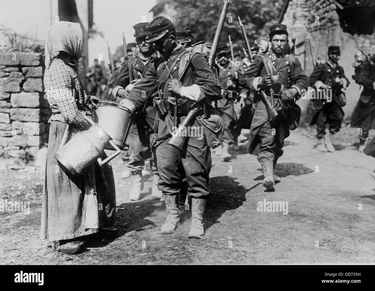 Guerra mondiale 1. Le truppe francesi in marzo, e durante la battaglia della Marna. Un villaggio le donne li alimenta con acqua potabile. Foto Stock