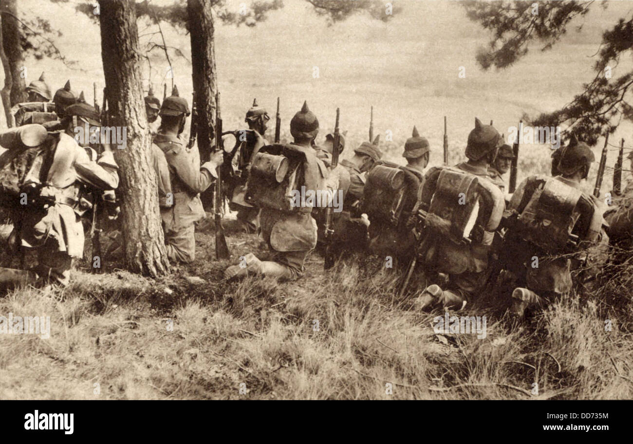 Guerra mondiale 1. La fanteria tedesca a bordo di una foresta in attesa del comando per attacco. 1914-18. Foto Stock