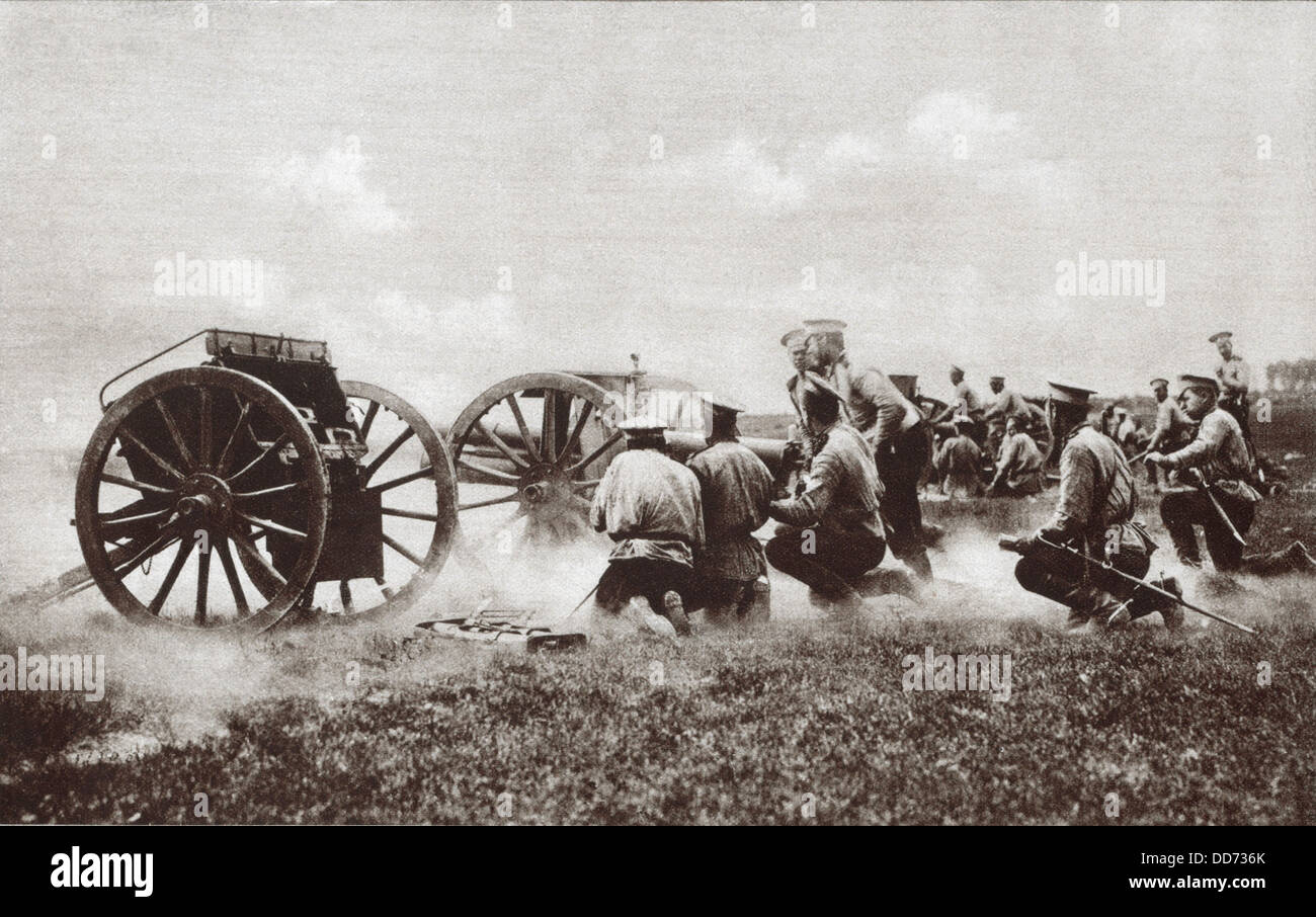 Guerra mondiale 1. Il fuoco di un campo russo batteria diretto da parte di funzionari in ginocchio nella parte posteriore delle loro squadre. Probabilmente durante Foto Stock