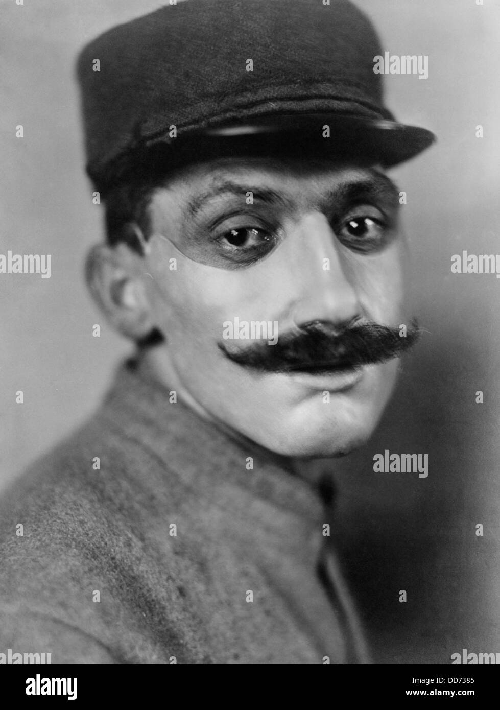Guerra mondiale 1. Soldato francese, il cui volto era sfigurato nella guerra mondiale I, indossare una maschera scolpita e dipinta in rame da Foto Stock