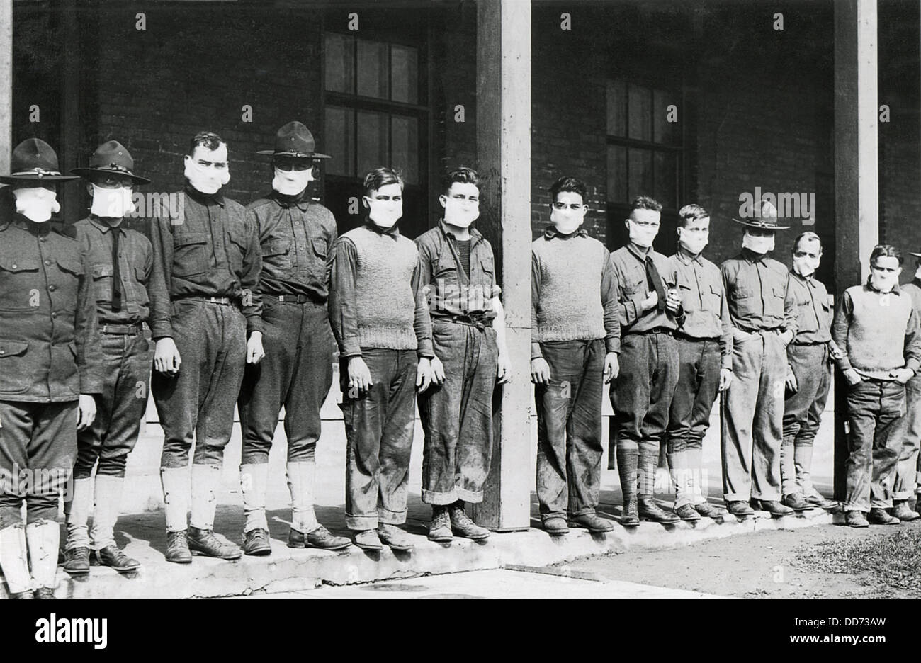 Medici, uomini indossavano maschere per evitare l'influenza a U.S. Ospedale dell'esercito. Nov. 19, 1918. Ospedale militare n. 4. Fort Porter, N.Y. durante il Foto Stock
