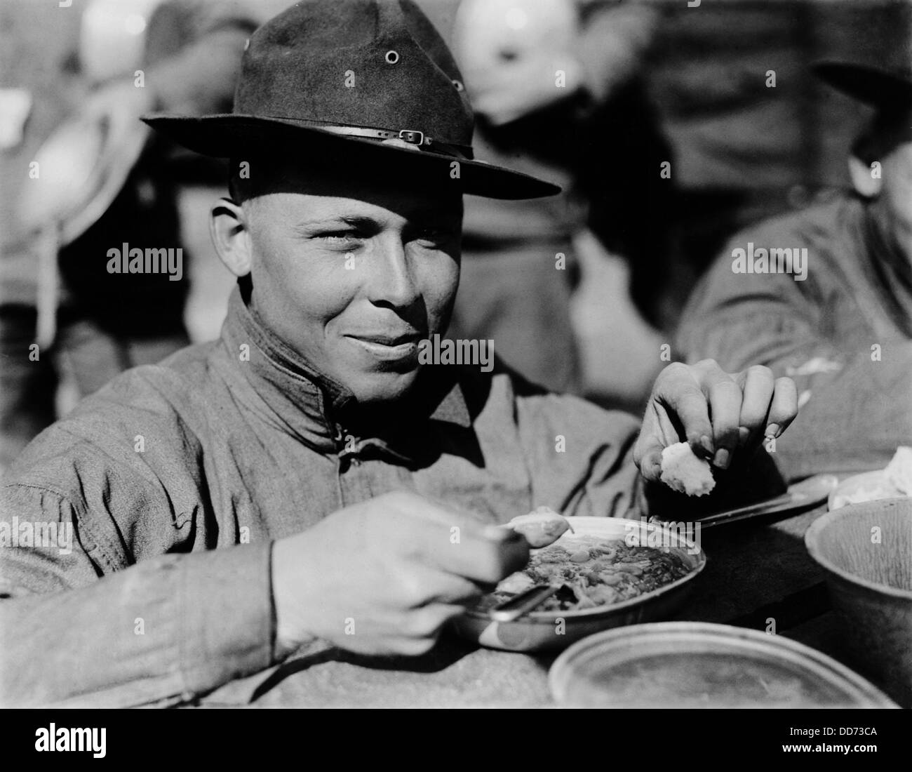 American WW1 soldato mangiare dal suo mess kit. 1917-18. (BSLOC 2012 4 159) Foto Stock