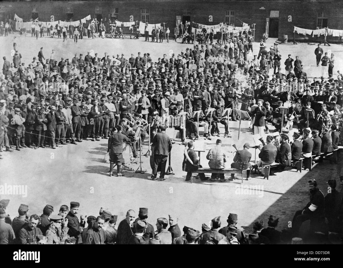 Band a suonare in un tedesco WW1 campo di prigionia. 1914-18. (BSLOC 2012 4 180) Foto Stock
