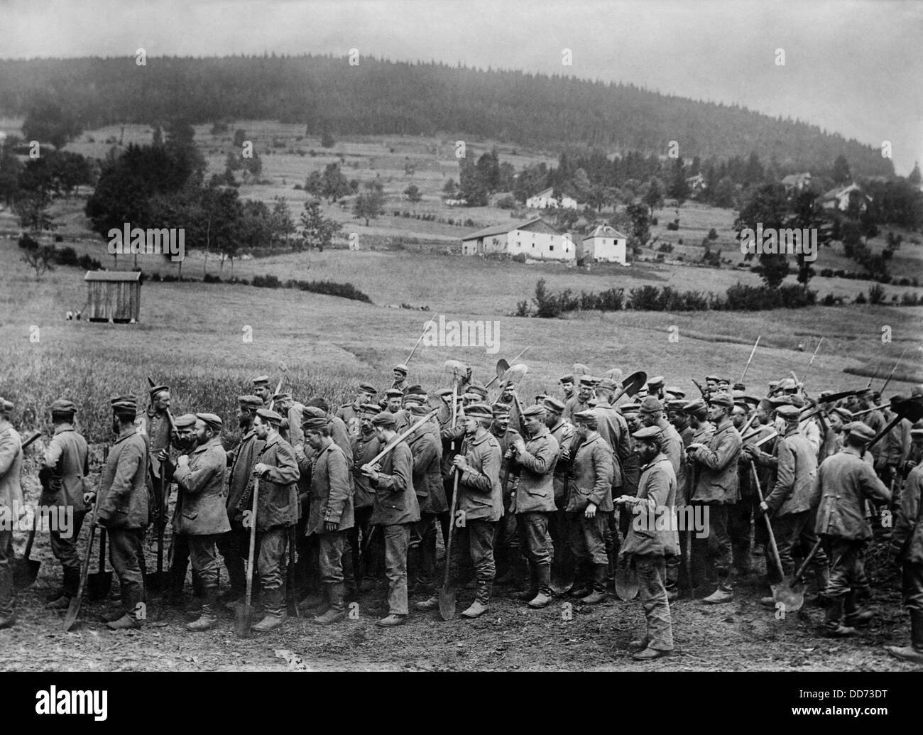 Il tedesco WW1 POWs tornando dal lavoro armati solo di pale. 1914-18. (BSLOC 2012 4 181) Foto Stock