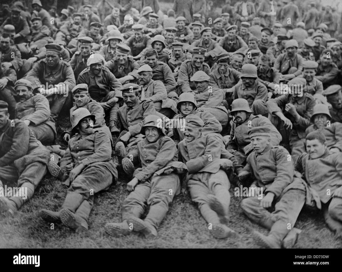 Il tedesco WW1 i prigionieri di guerra che si arresero a Messines Ridge nel giugno 1917. Molti soldati indossare i caschi in acciaio introdotto nel 1916. Foto Stock