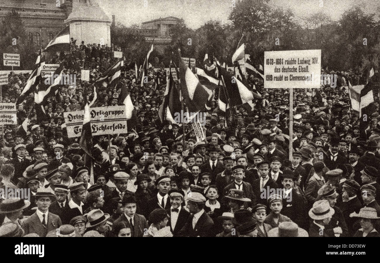 Tedeschi a Berlino protesta contro i termini del Trattato di Versailles