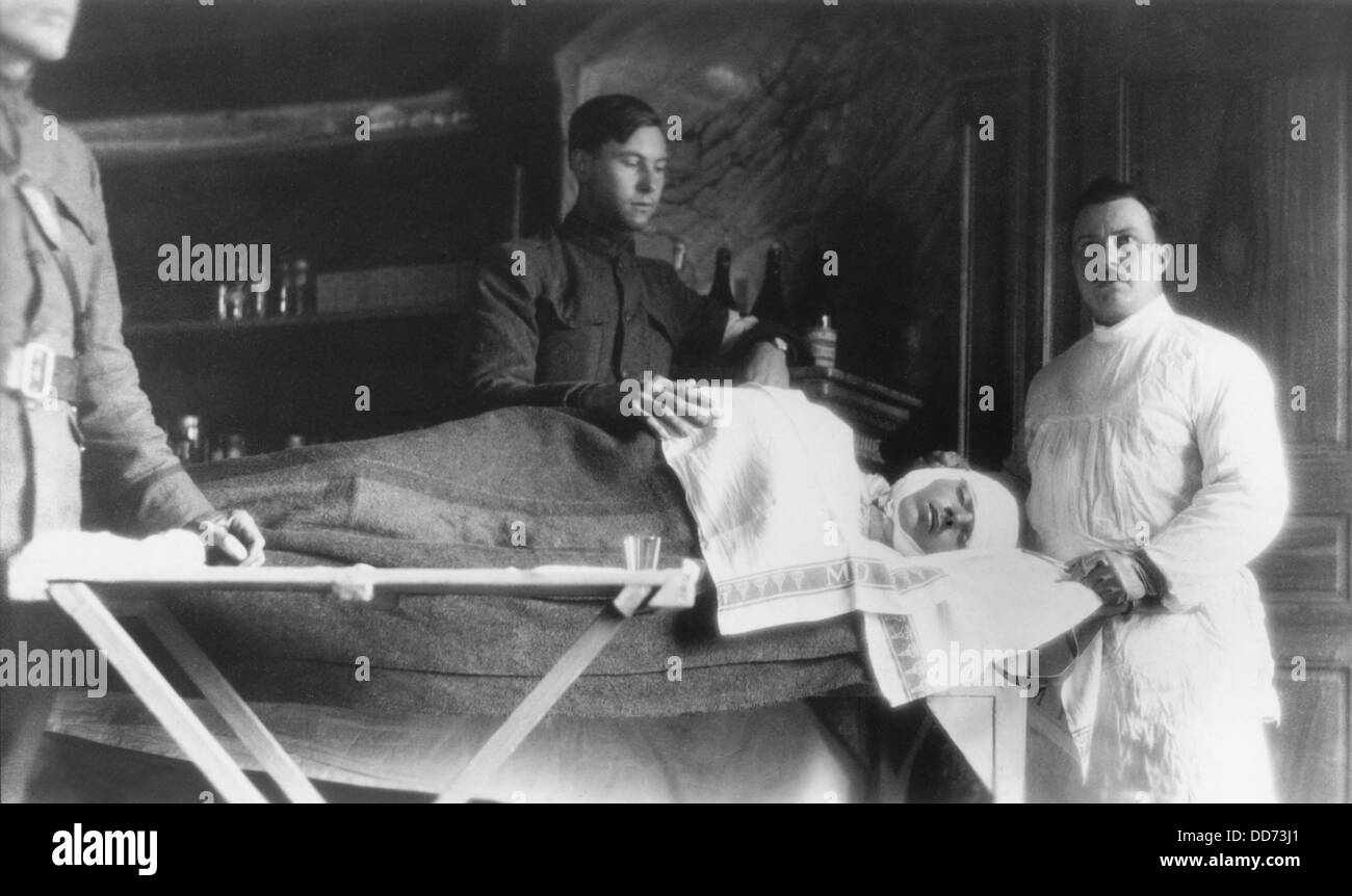 American WW1 soldato con una ferita alla testa NEGLI STATI UNITI Ospedale Base, Francia. 1917-18. (BSLOC 2012 4 64) Foto Stock