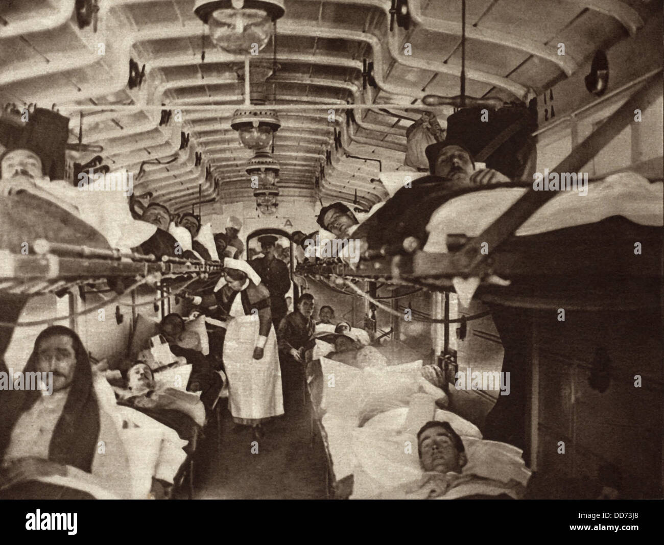 British WW1 feriti evacuati dalla Francia in un ospedale in treno. 1914-18. Le ambulanze li trasferiremo all'ospedale di base. Foto Stock