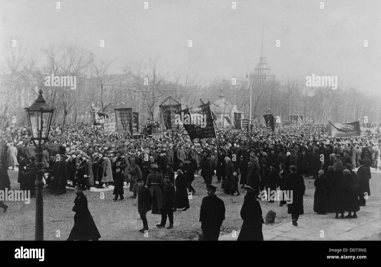 Il 1 di Maggio Celebrazione, Isaakievskii Square, San Pietroburgo, 1917 (BSLOC 2013 4 219) Foto Stock