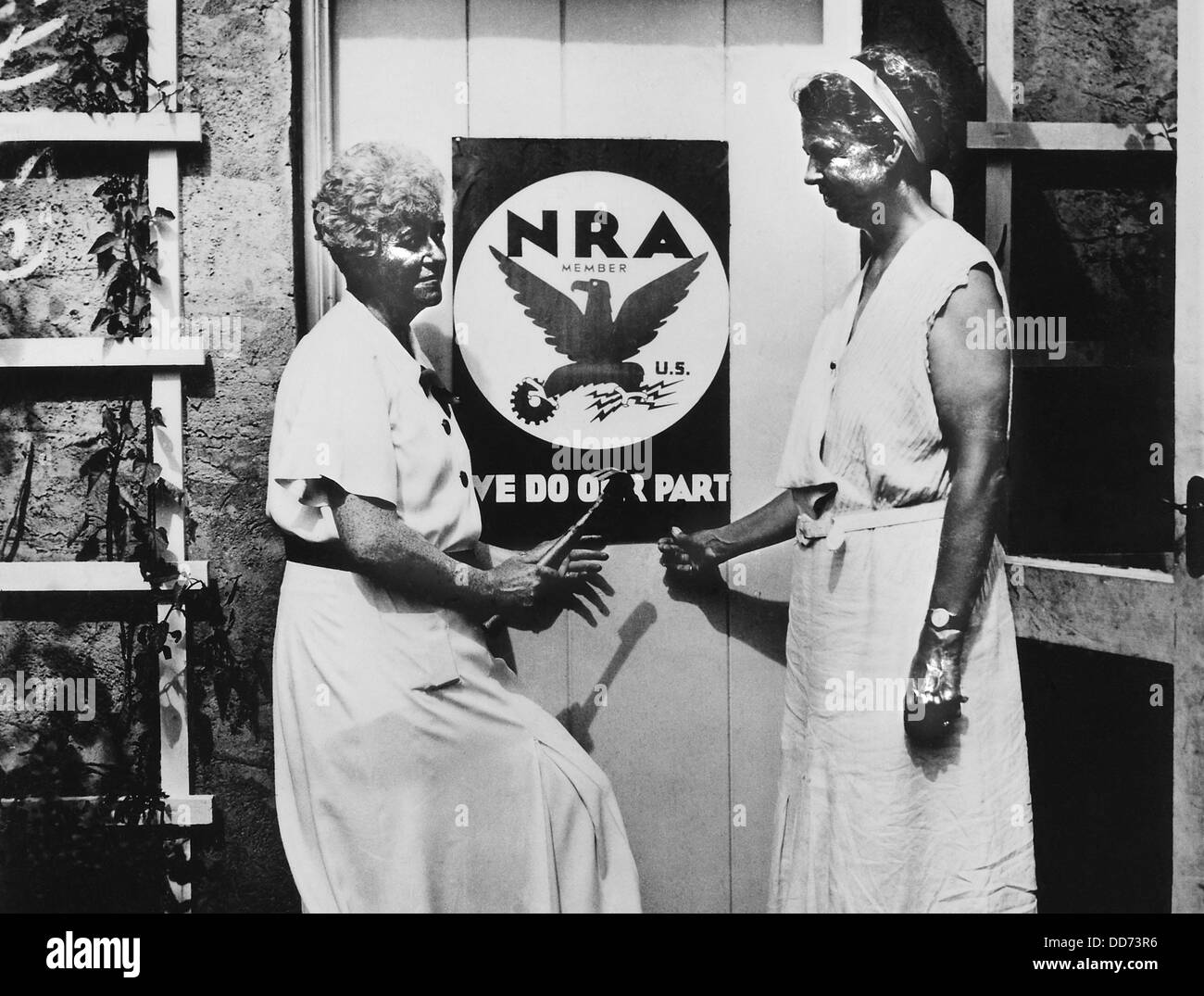 Eleanor Roosevelt e Nancy Cook con una ANR poster a Val-Kill in Hyde Park. 1933. Il cuoco è stato una femminista, insegnante, e executive Foto Stock