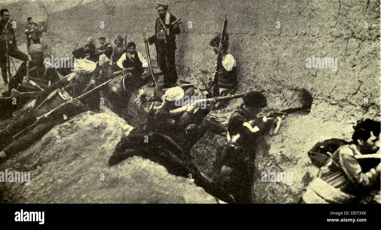 Gli armeni nel loro trincee durante l'Assedio di Van. Apr.19-Maggio 17, 1915. È stato un raro esempio durante il genocidio del popolo armeno Foto Stock