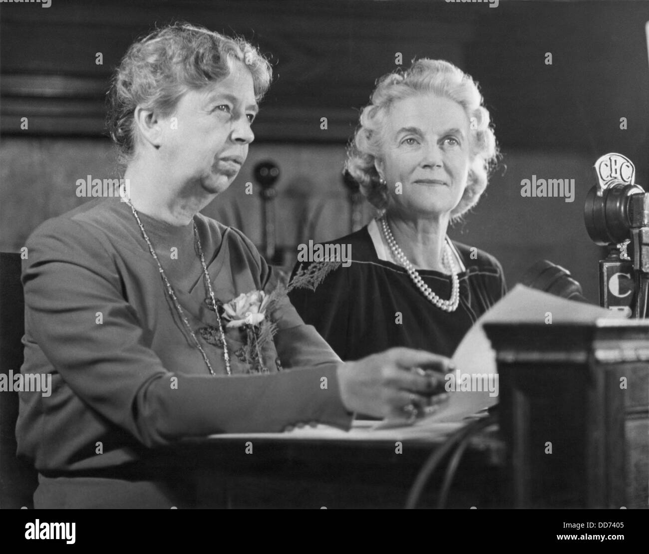 Eleanor Roosevelt e Clementine Churchill durante una trasmissione radio. Quebec. Sett. 1944. Hanno accompagnato i loro mariti, WW2 Foto Stock