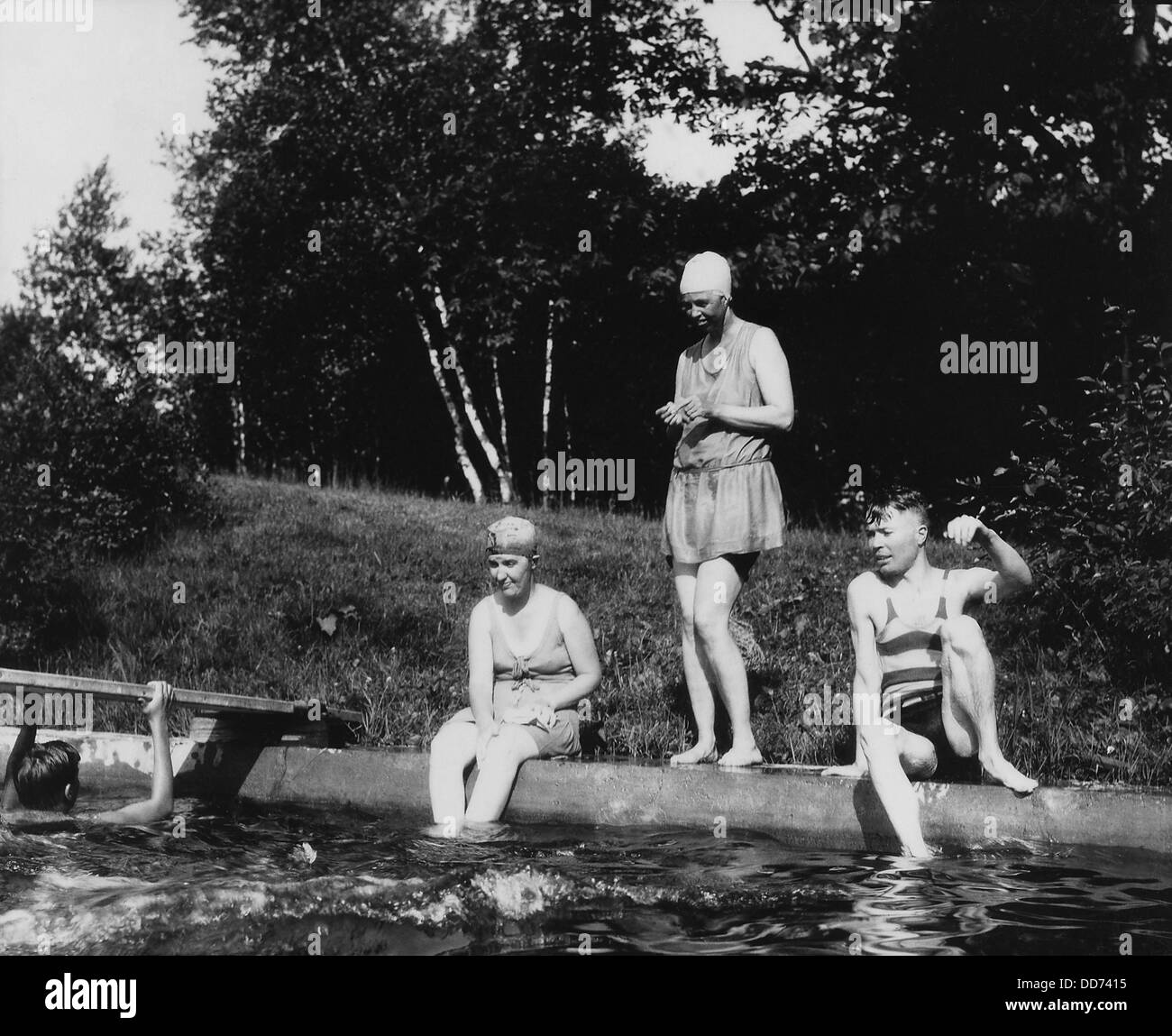 Eleanor Roosevelt e Missy LeHand nuoto a Val-Kill in Hyde Park, NY. 1930. I giovani sono gli uomini non identificati. Foto Stock
