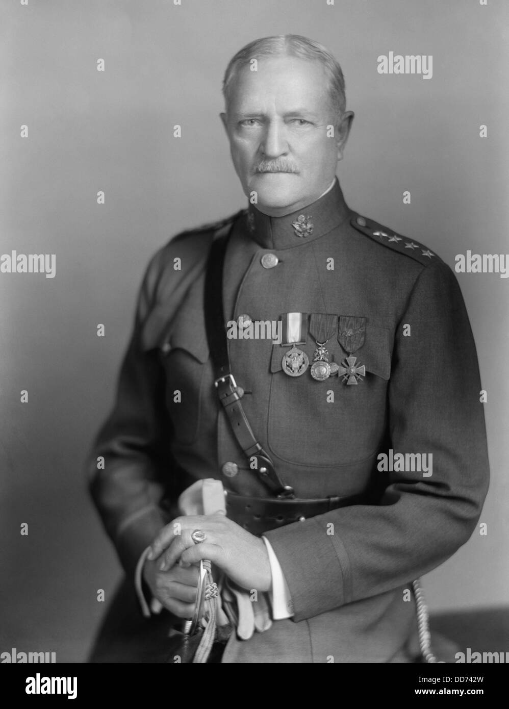 John Pershing, Guerra Mondiale 1 comandante delle forze statunitensi in Europa. Ca. 1918. (BSLOC 2013 5 40) Foto Stock