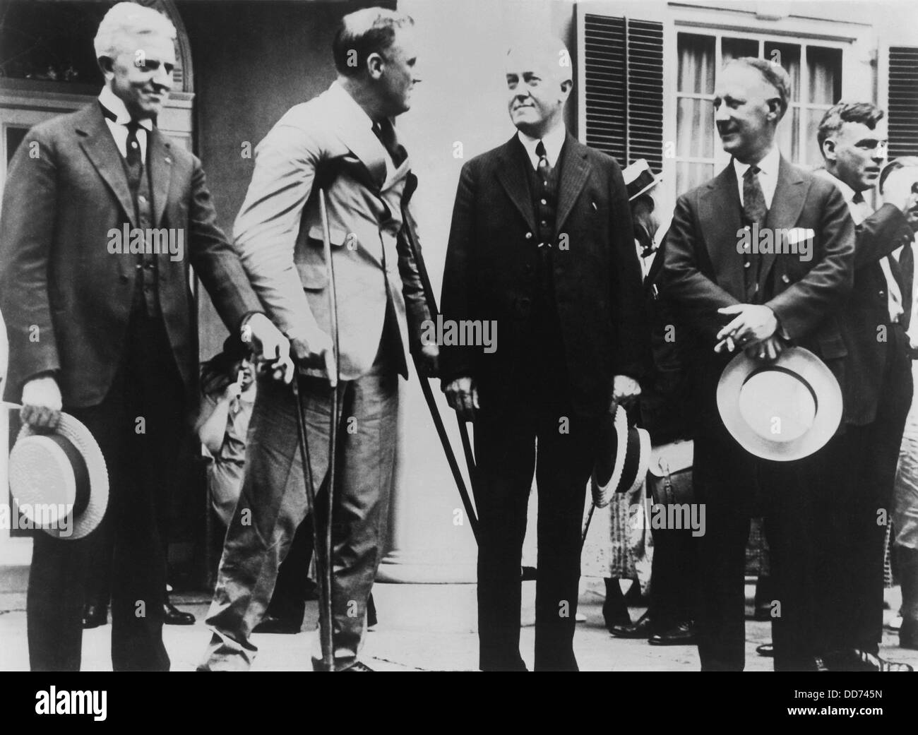 Franklin Roosevelt su stampelle, re-impegno con la politica dopo la poliomielite. Il 7 agosto 1924. L-R: Lt. Gov. George Lunn; FDR; John W. Foto Stock