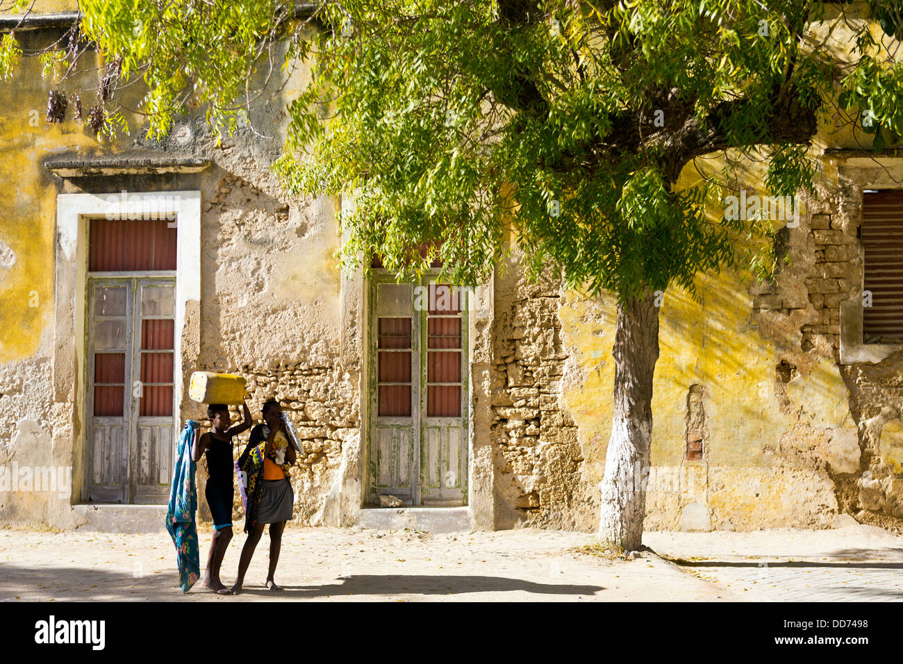 Mozambico, Nampula Provincia, l'isola di Mozambico, ragazze locali in Stone Town. Foto Stock
