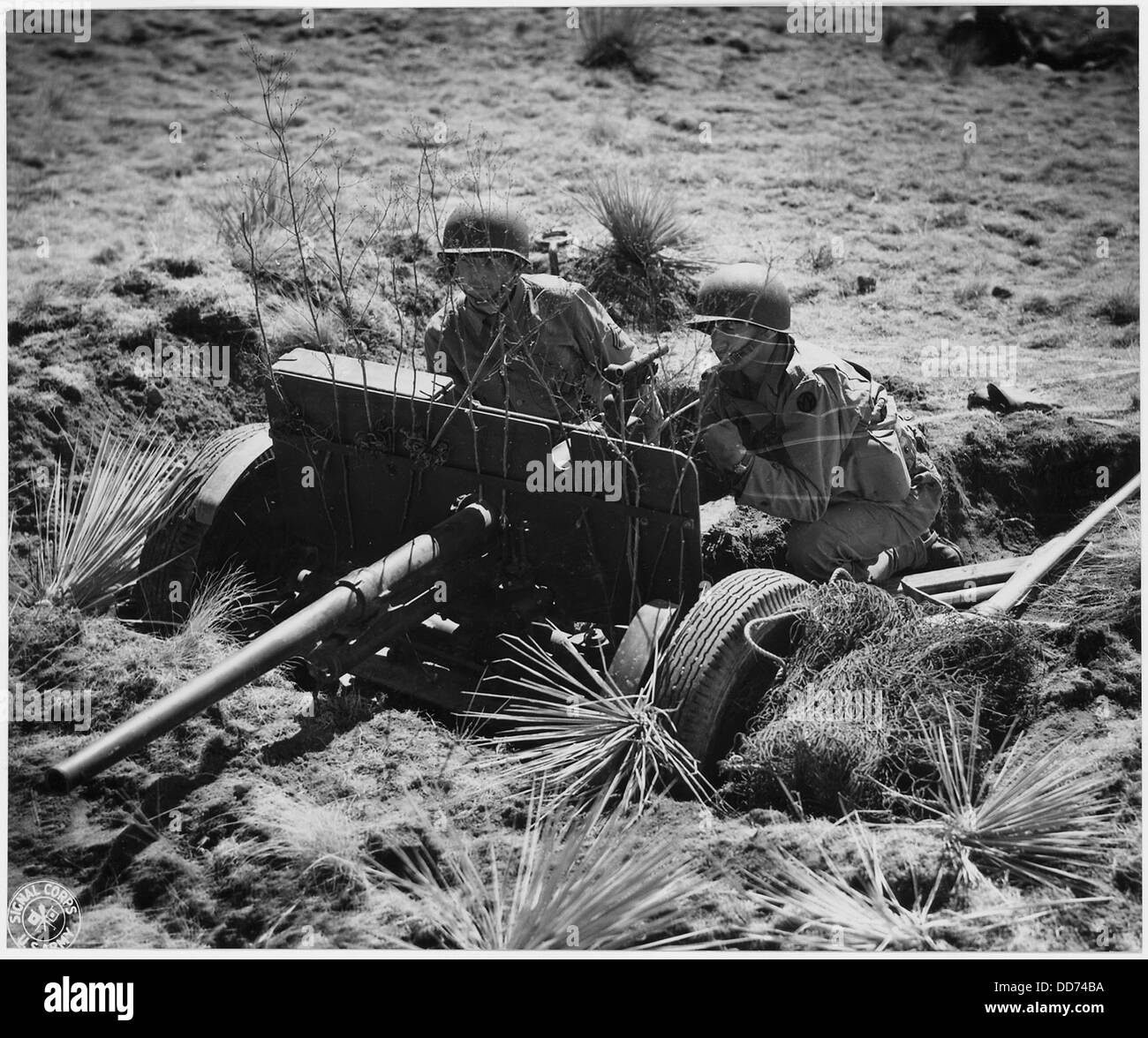 Un cannone anticarro da 37 mm si trova a Camp Carson in Colorado, un sito di addestramento militare utilizzato durante la seconda guerra mondiale. Il cannone faceva parte dell'arsenale utilizzato dalle forze statunitensi per la difesa anticarro e l'addestramento. Foto Stock