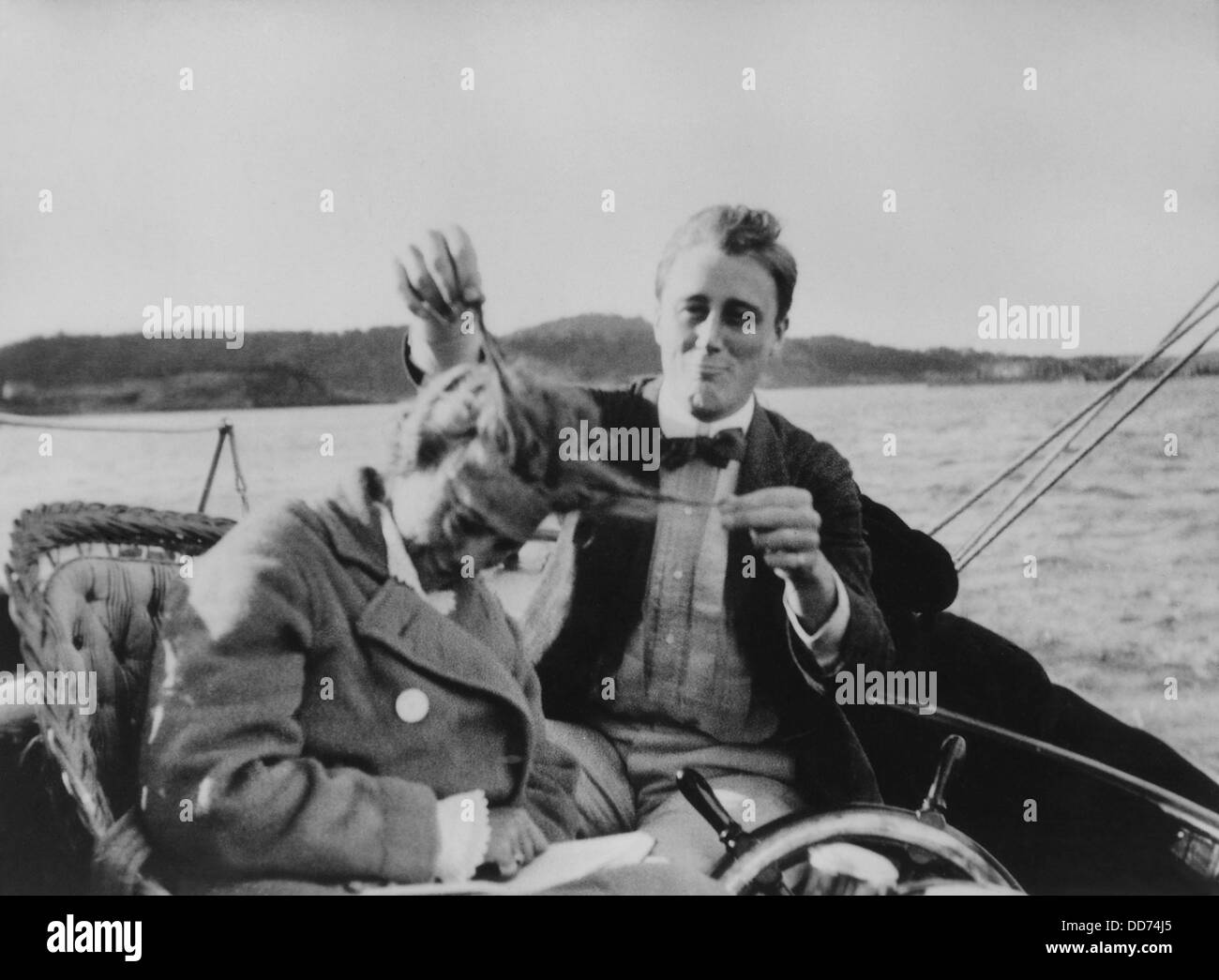 Roosevelt teasing suo cugino, Jean Delano a Campobello. 1903. (BSLOC 2013 6 16) Foto Stock