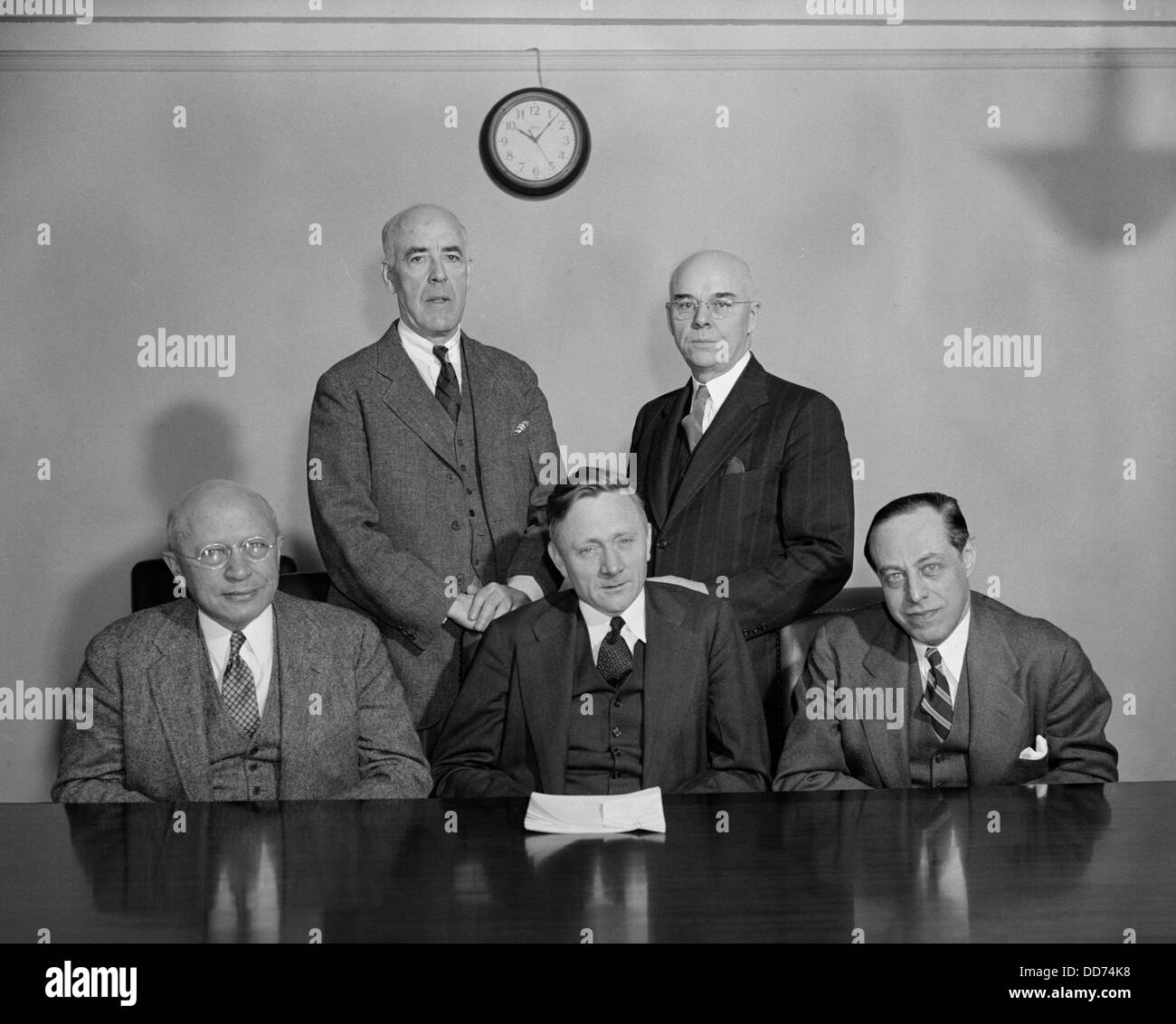 Securities & Exchange Commission nel 1939. Nella parte centrale anteriore è presidente William Douglas. (BSLOC 2013 6 164) Foto Stock