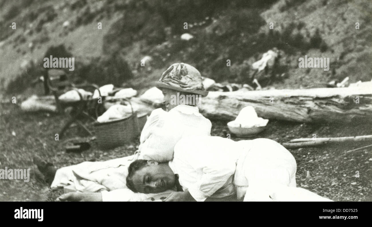 Franklin e Eleanor Roosevelt rilassante a Campobello. 1910. Cestini da picnic sono in background. (BSLOC 2013 6 25) Foto Stock