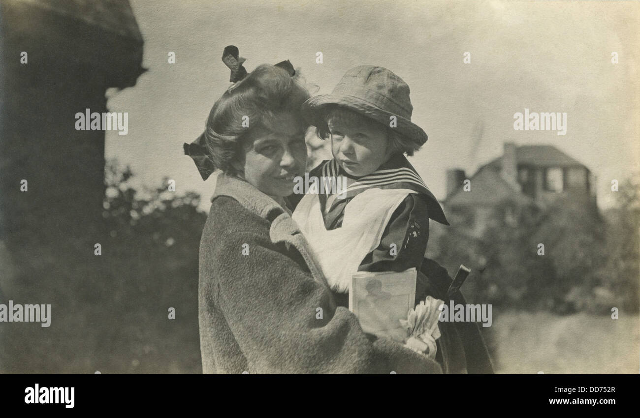 Eleanor Roosevelt mentre tiene il suo figlio, Elliott. Campobello Island, 14 agosto 1913. La foto è stata probabilmente preso da Franklin Roosevelt. Foto Stock