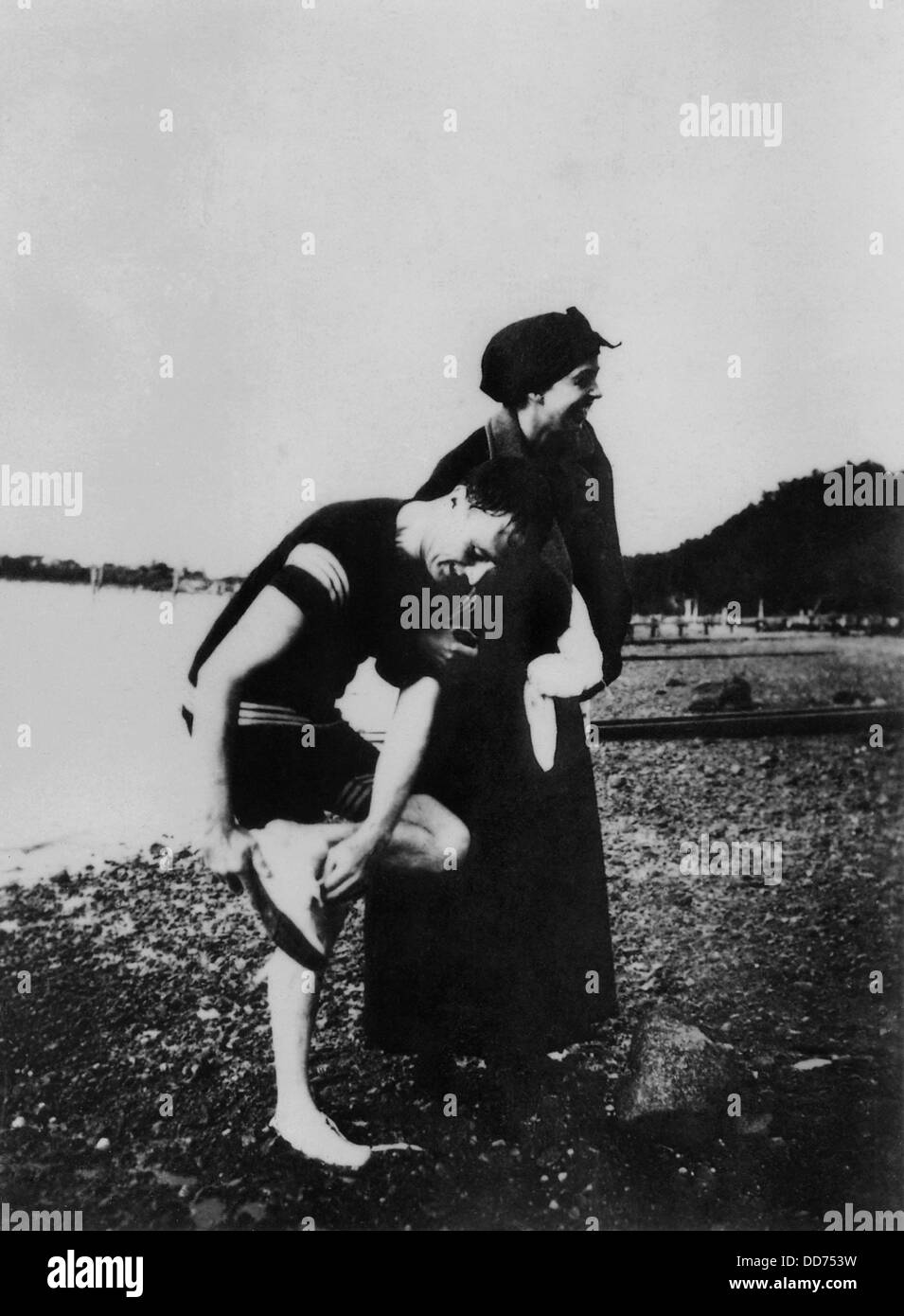 Franklin e Eleanor Roosevelt a Campobello Island in 1920. Franklin, in un costume da bagno, sembra provenire da una nuotata Foto Stock