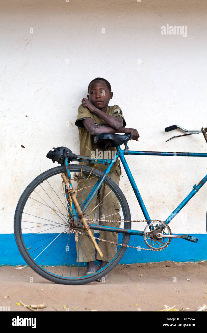 Mozambico, Nampula Provincia, boy e di biciclette. Foto Stock
